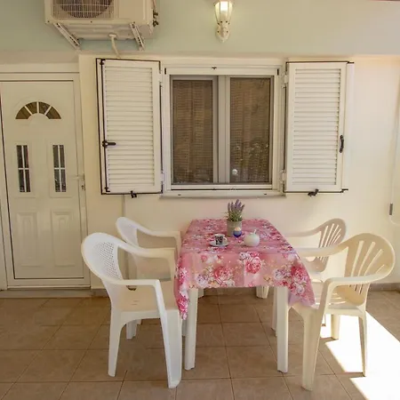 Lola Apartment Nea Vrasna